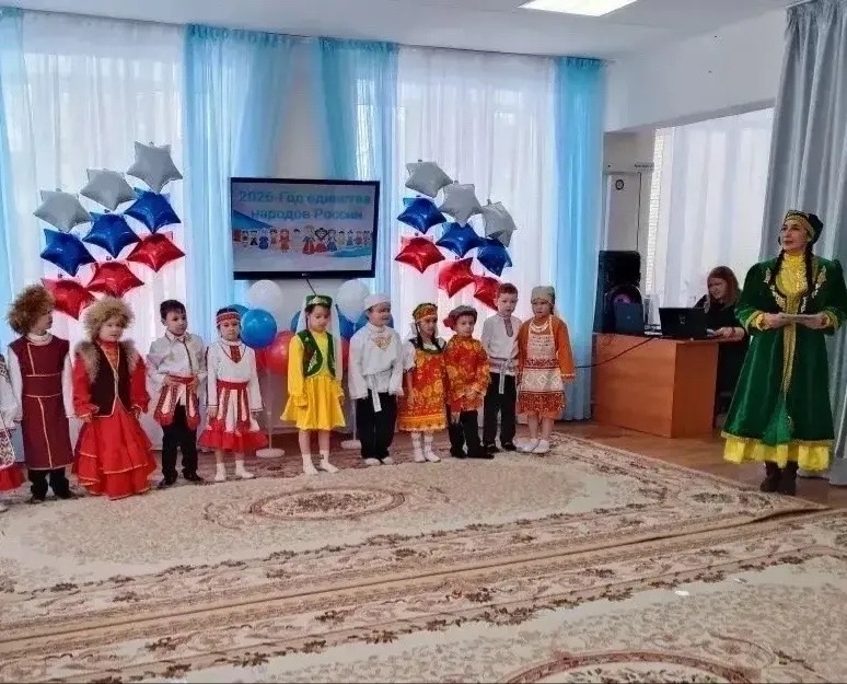 Дети в национальных костюмах народов России на мероприятии в детском саду №2 «Сказка» Менделеевска