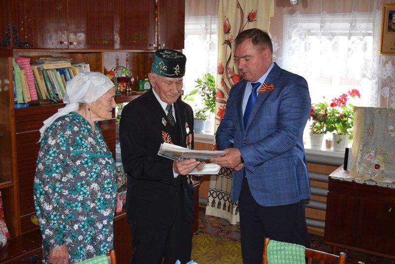 Участник войны, ветеран педагогического труда Зайнак Аглиев из Бизяков принимал поздравления