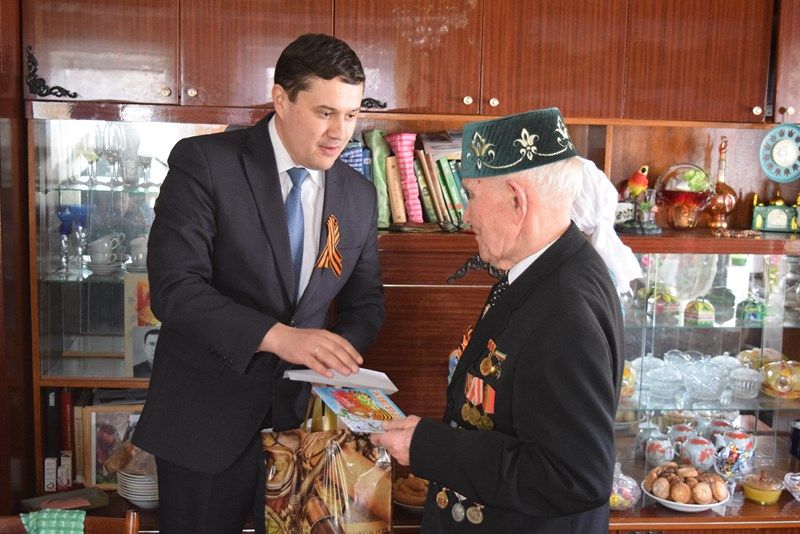 Участник войны, ветеран педагогического труда Зайнак Аглиев из Бизяков принимал поздравления