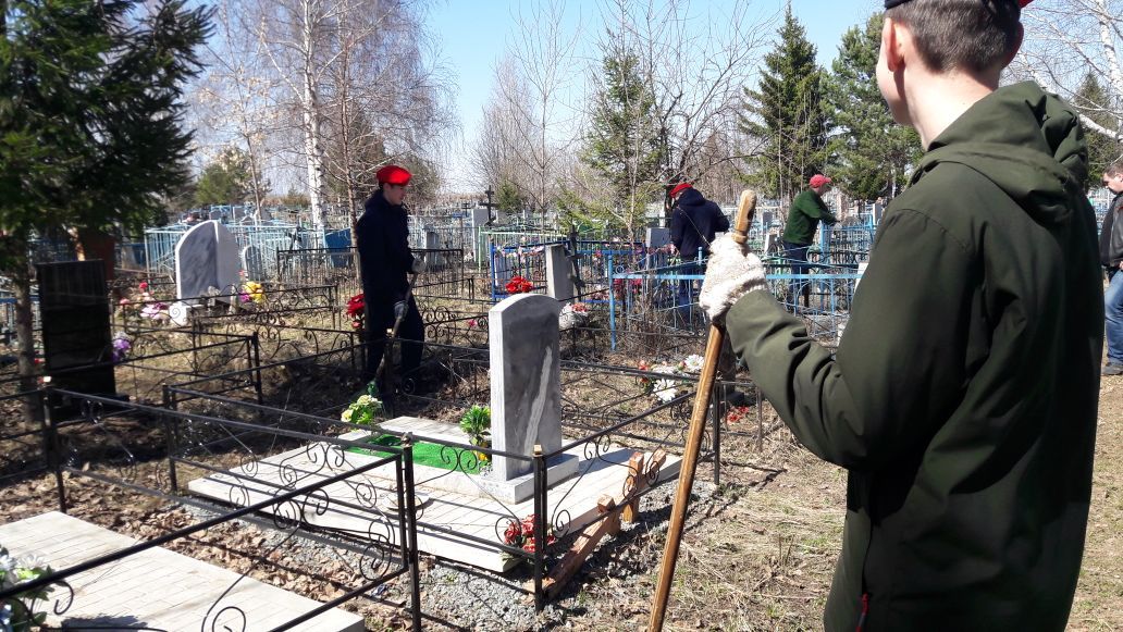 Менделеевские школьники привели в порядок места захоронений Героев Советского Союза