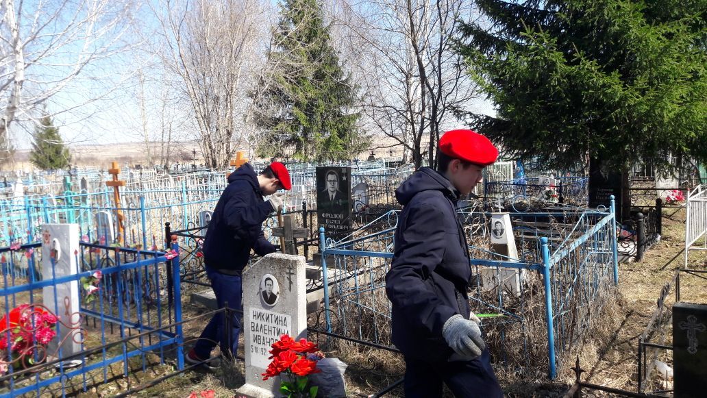 Менделеевские школьники привели в порядок места захоронений Героев Советского Союза