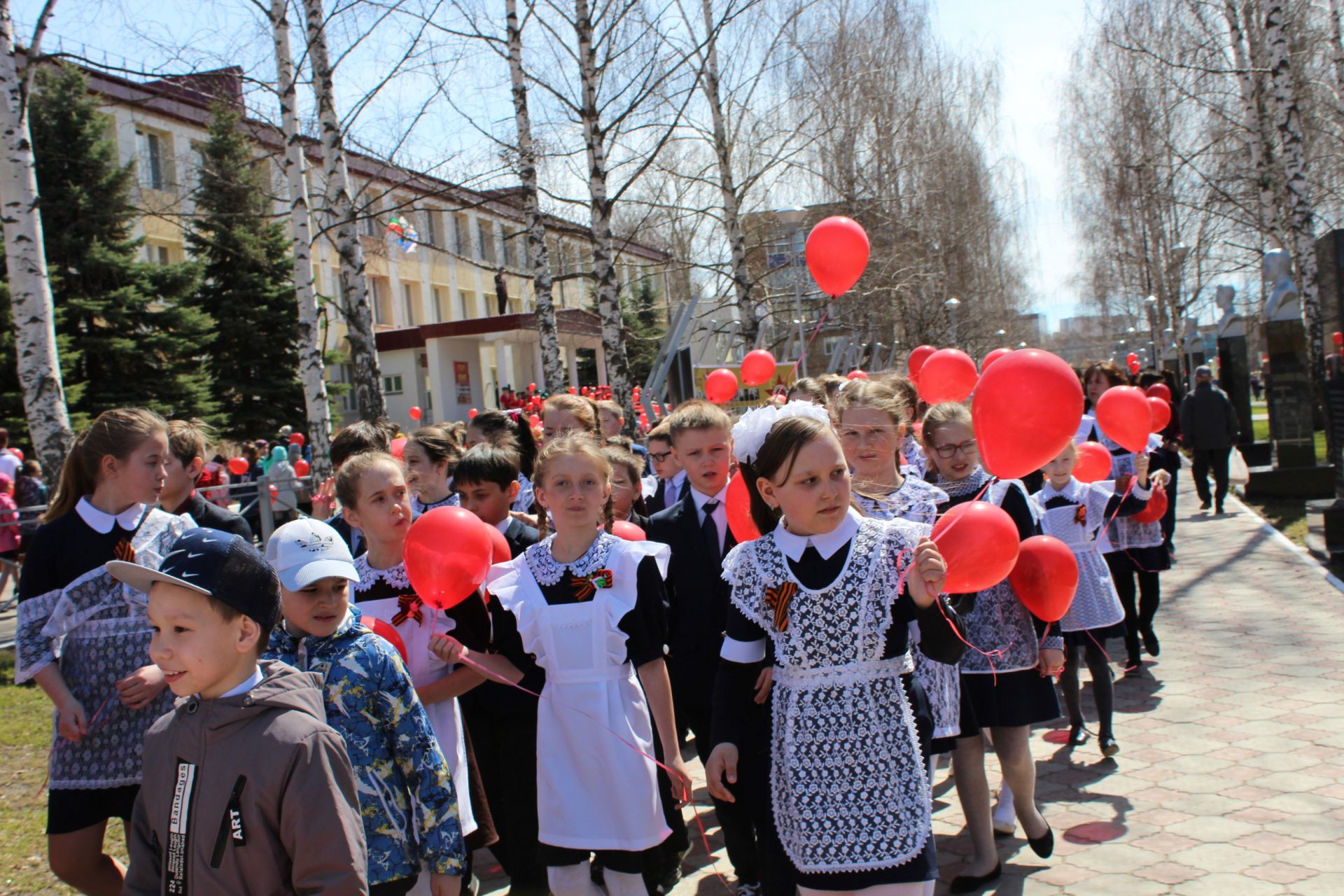 «Победный марш школьников» прошагал по аллее Героев