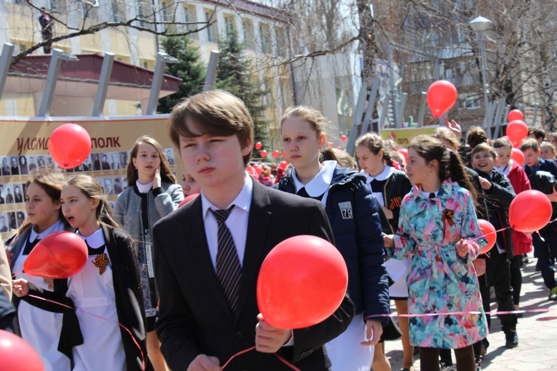 «Победный марш школьников» прошагал по аллее Героев