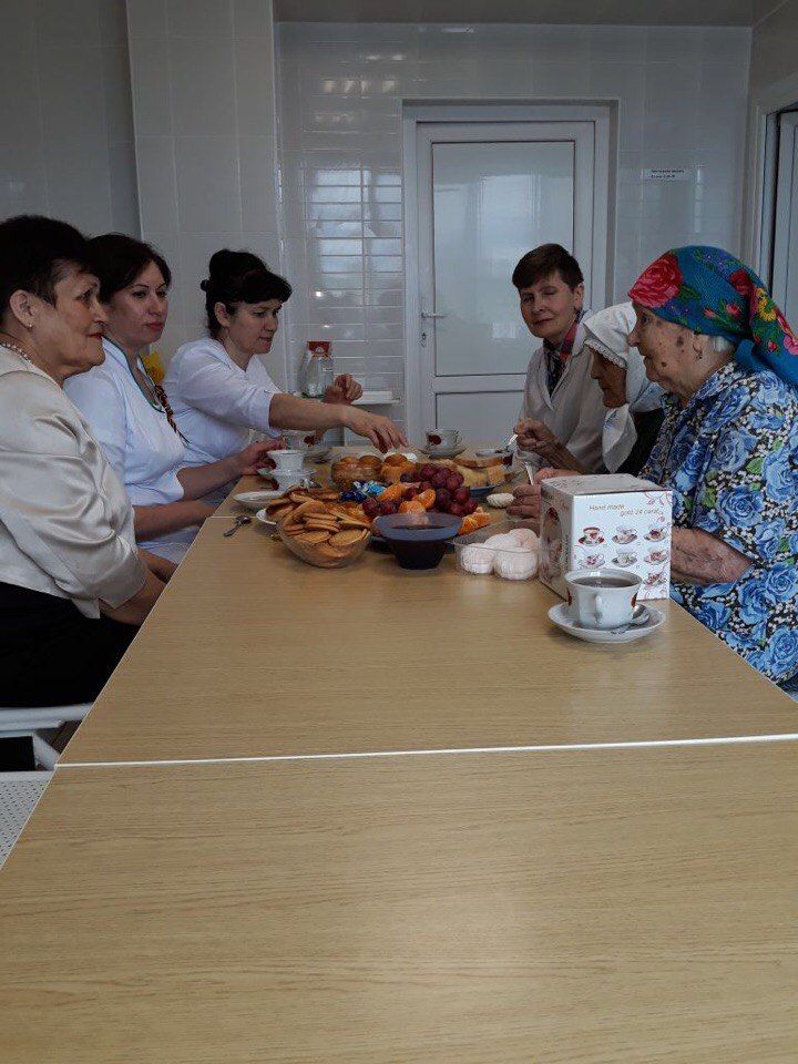 Главный врач ЦРБ Оксана Бахматова поздравила ветеранов ВОв и тружеников тыла, находящихся на лечение в больнице, с 9 Мая
