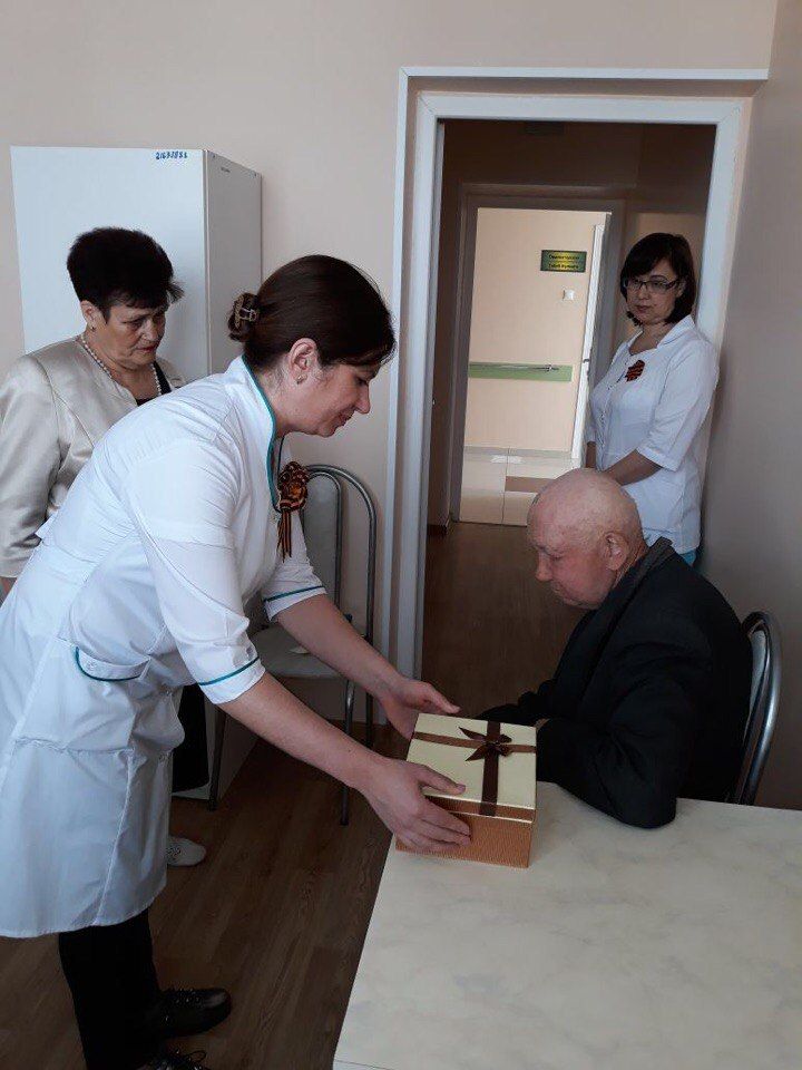 Главный врач ЦРБ Оксана Бахматова поздравила ветеранов ВОв и тружеников тыла, находящихся на лечение в больнице, с 9 Мая