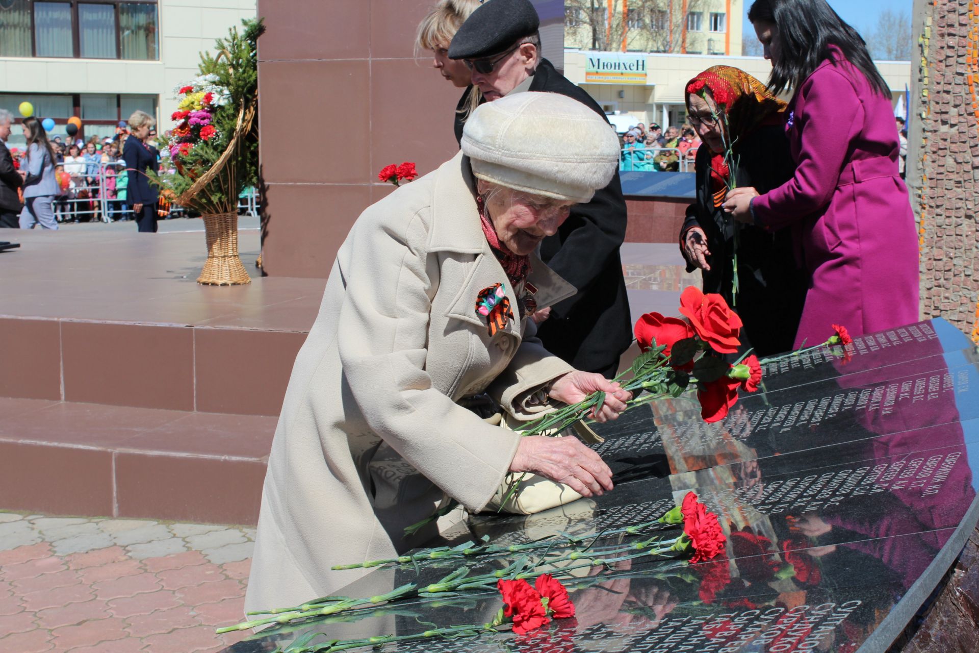 Менделеевск встретил утро Дня Победы торжественно и красиво