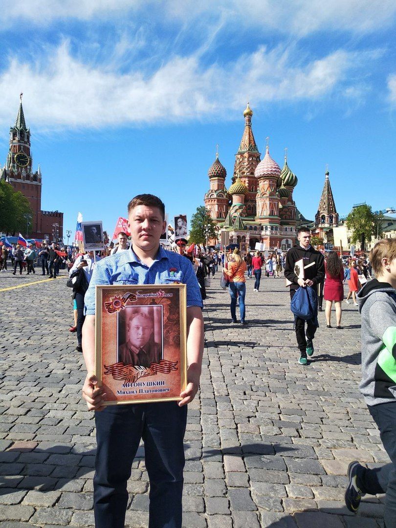 Менделеевец Дмитрий Сажин принял участие в шествии "Бессмертного полка" в Москве