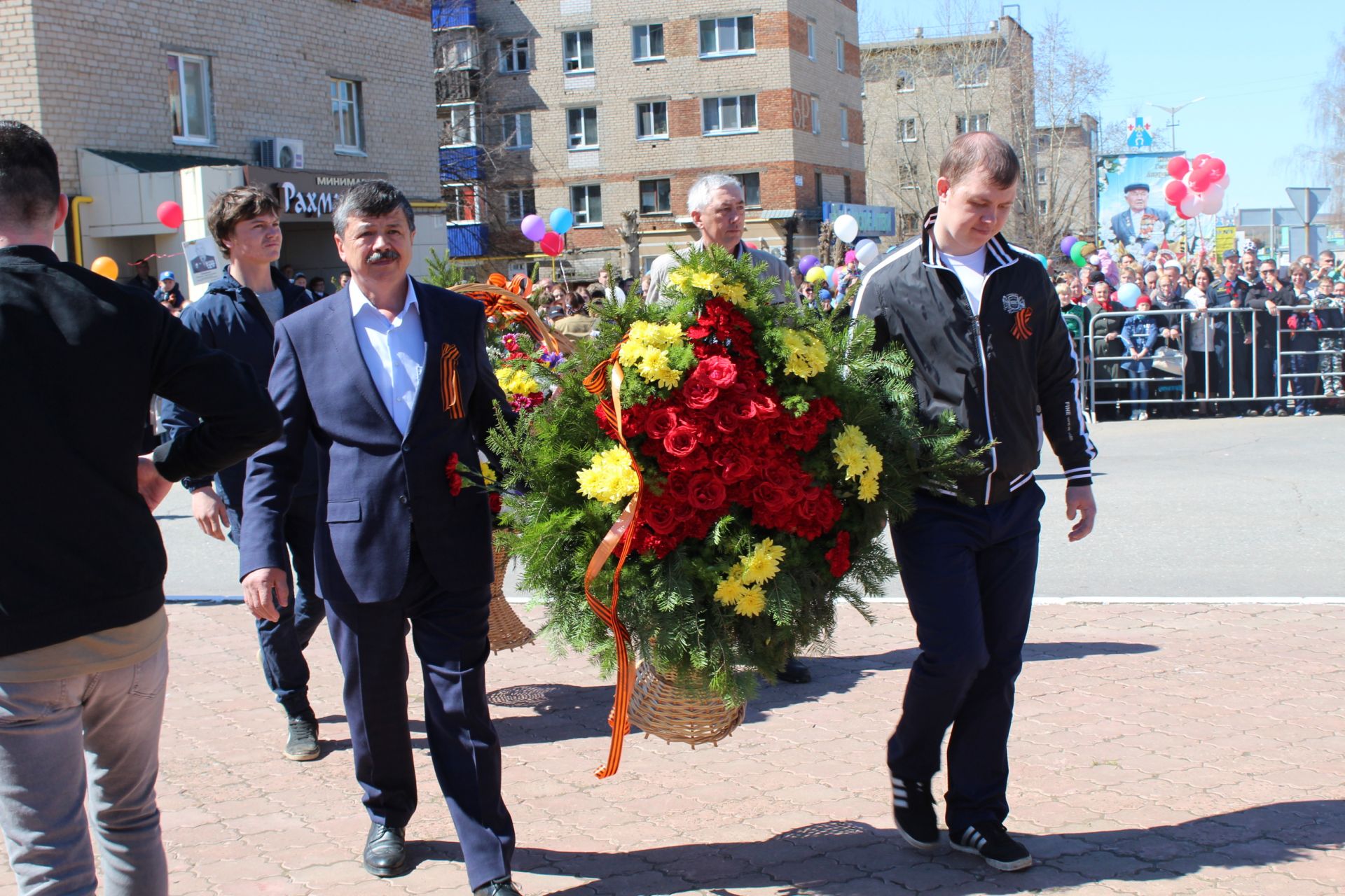 Менделеевск встретил утро Дня Победы торжественно и красиво
