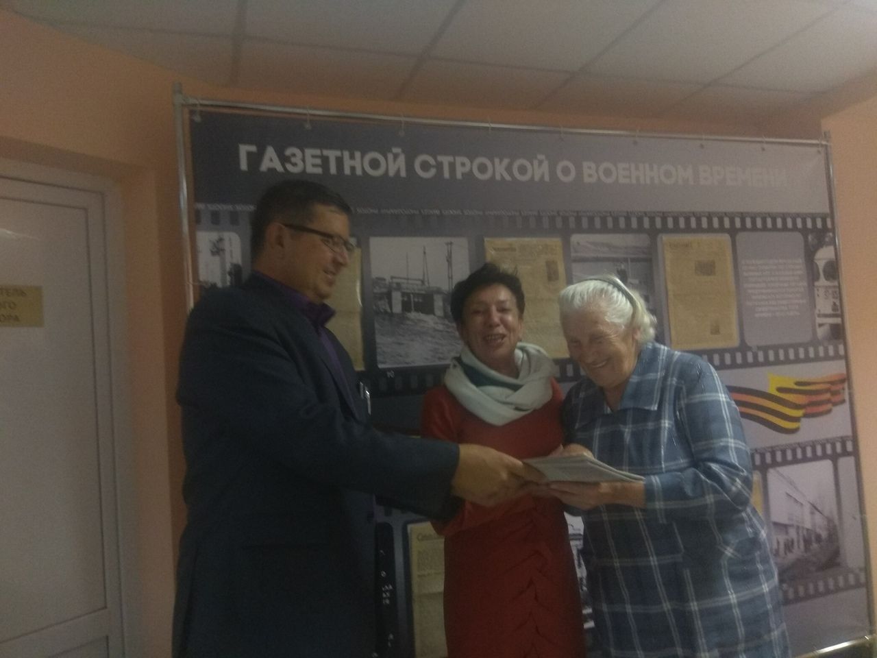 Депутат городского Совета Райхан Сабирзянов подарил подписку на «Менделеевские новости» горожанам третьего возраста