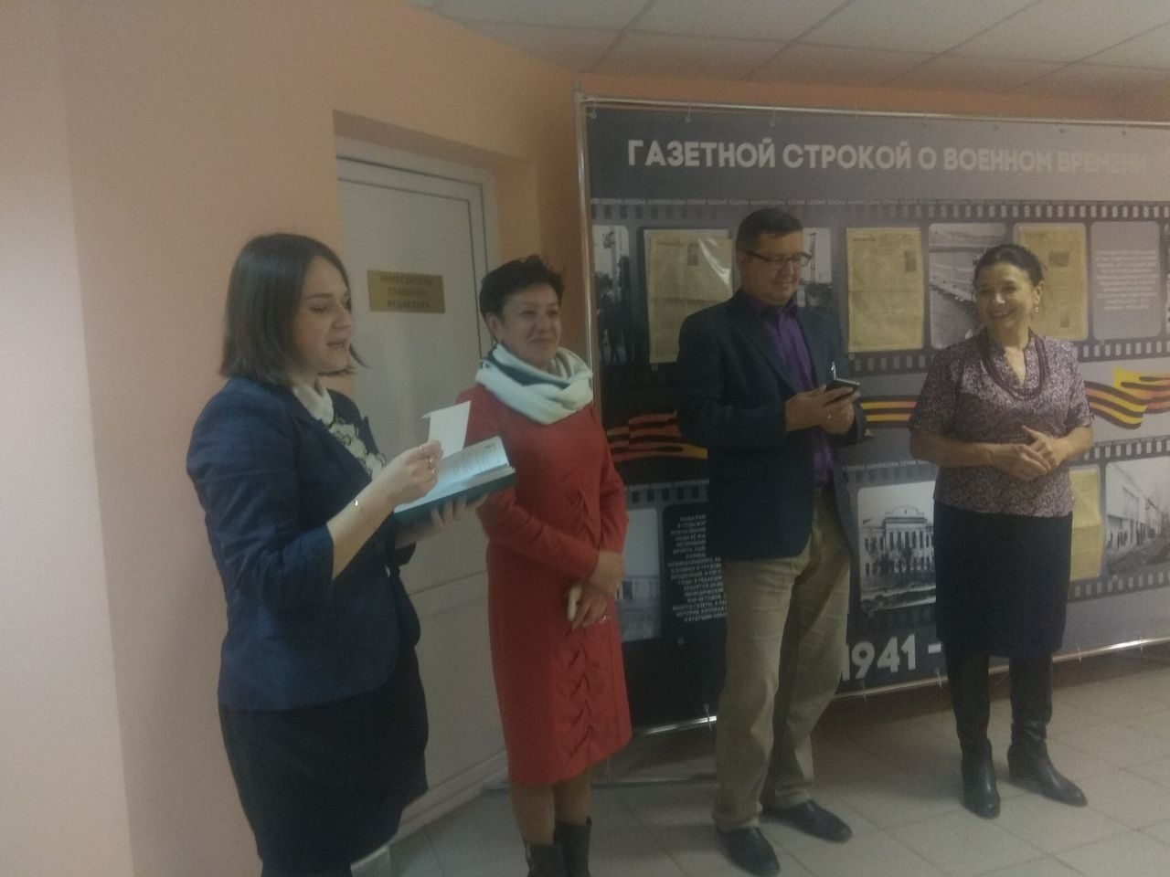 Депутат городского Совета Райхан Сабирзянов подарил подписку на «Менделеевские новости» горожанам третьего возраста