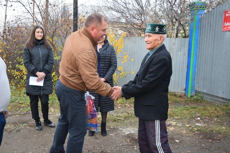 Менделеевские ветераны принимают поздравления от главы района