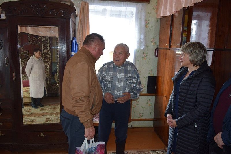 Менделеевские ветераны принимают поздравления от главы района