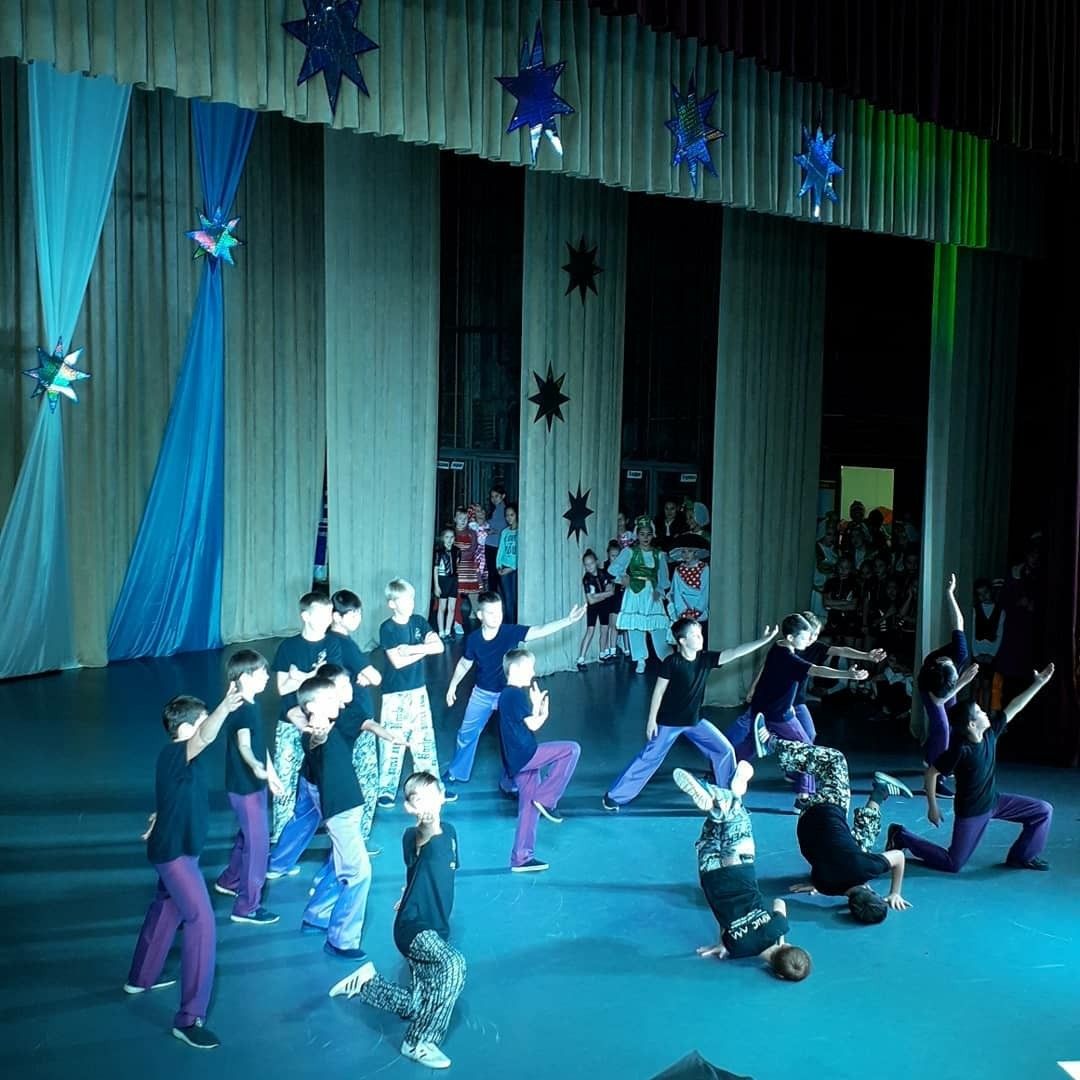 "Ура, каникулы": как в Менделеевске прошёл концерт ансамбля "Кристалл"