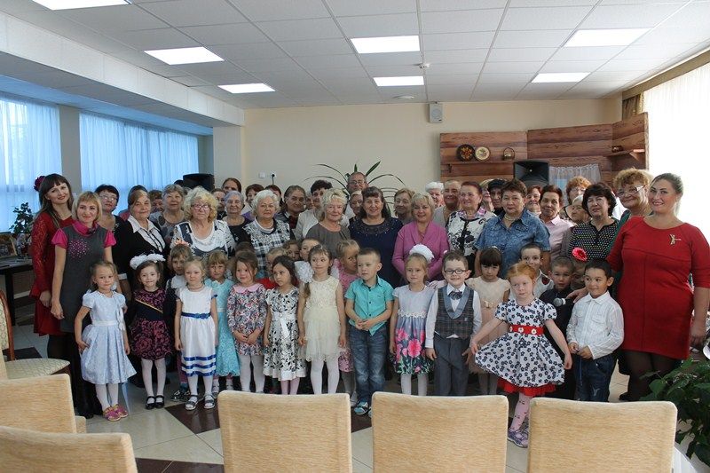 В Менделеевске открылась выставка творческих работ клуба «Талантливые бабушки»