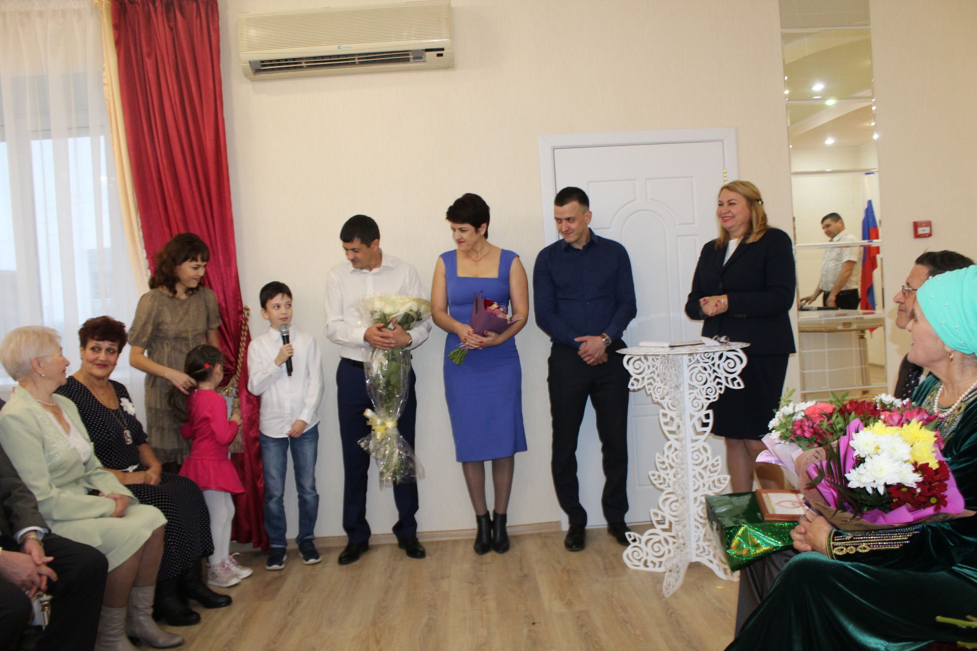 В Менделеевске чествовали семьи с юбилеями свадьбы