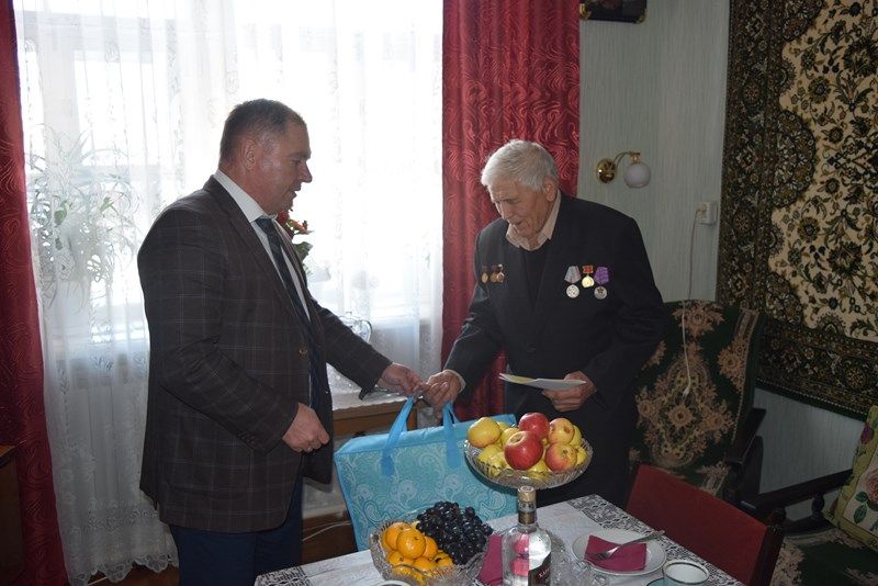 Глава района Валерий Чершинцев поздравил с 85-летием почётного жителя  Лаздата Файрушина