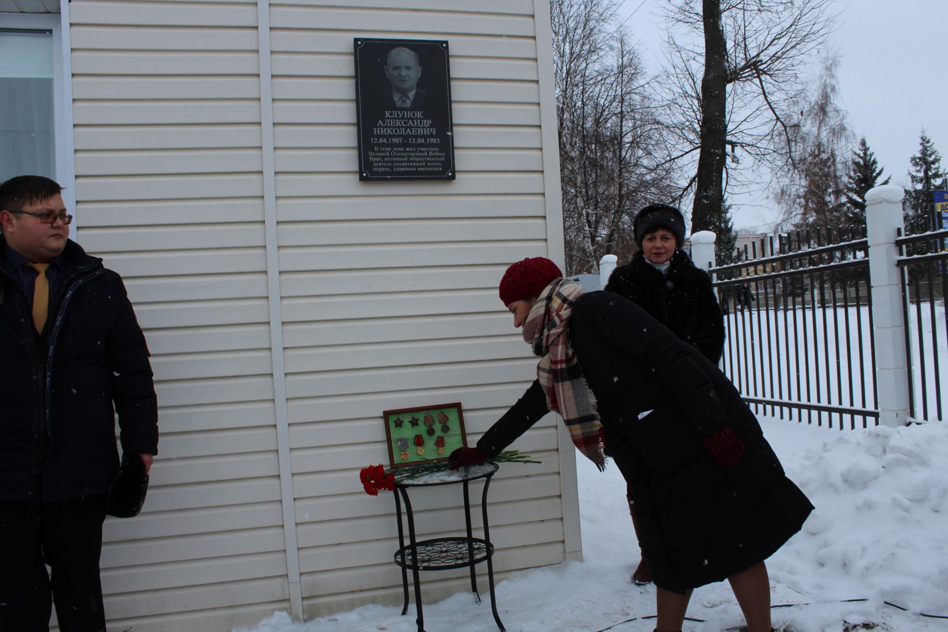 В Менделеевске на доме №11 по ул.Советской, где жил врач Александр Николаевич Клунок, установили мемориальную доску