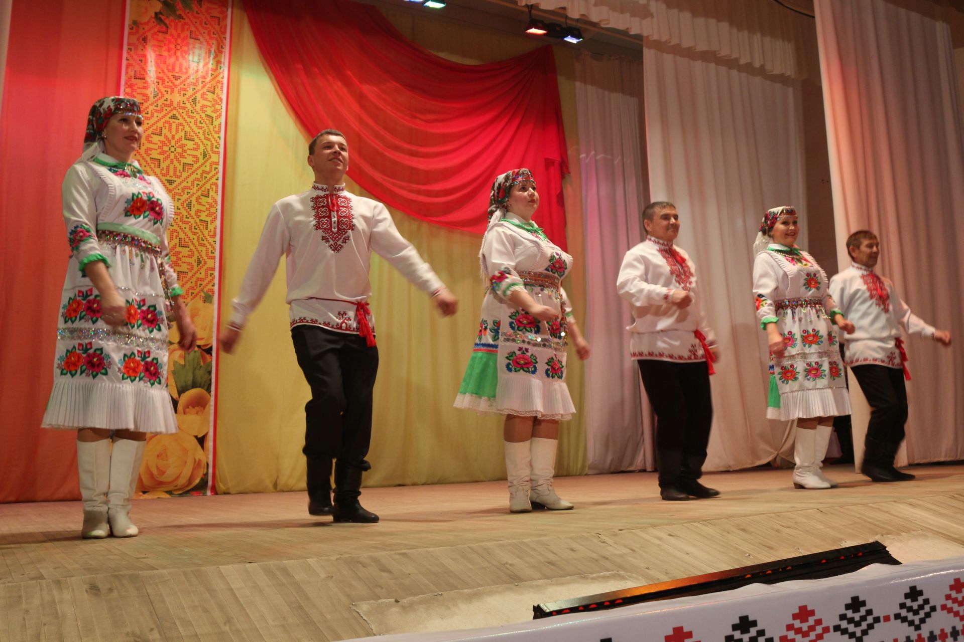Народный марийский ансамбль "Элнет" выступил в Можге