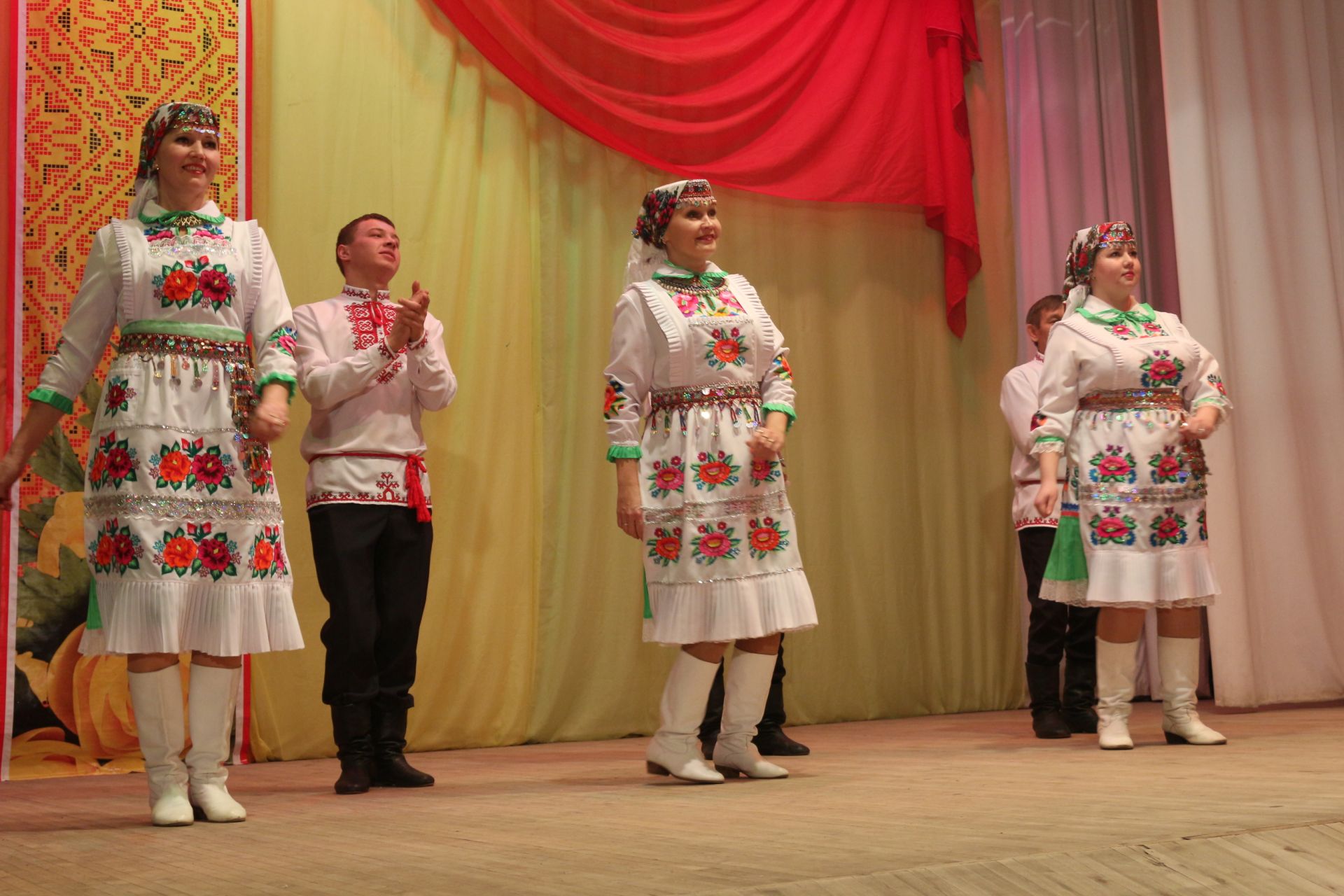 Народный марийский ансамбль "Элнет" выступил в Можге