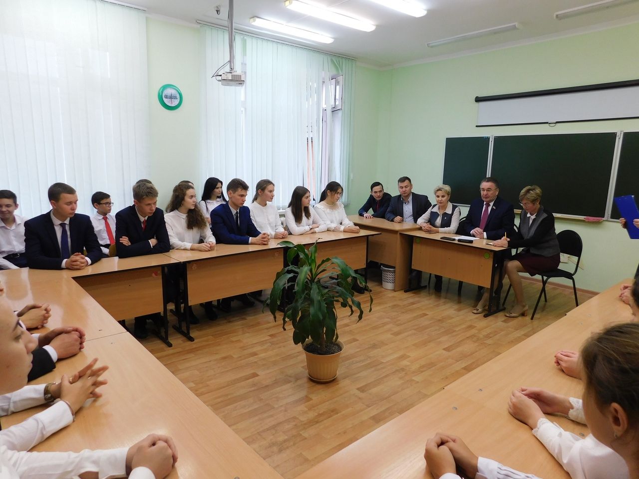 В гимназии Менделеевска прошёл парламентский урок