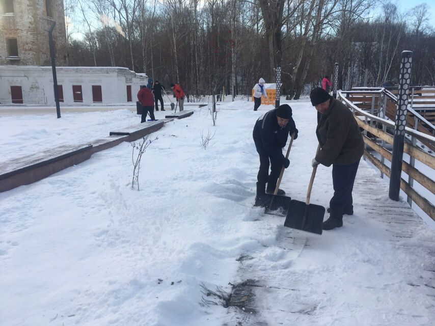 Вторую субботу в парках Менделеевска убирают снег