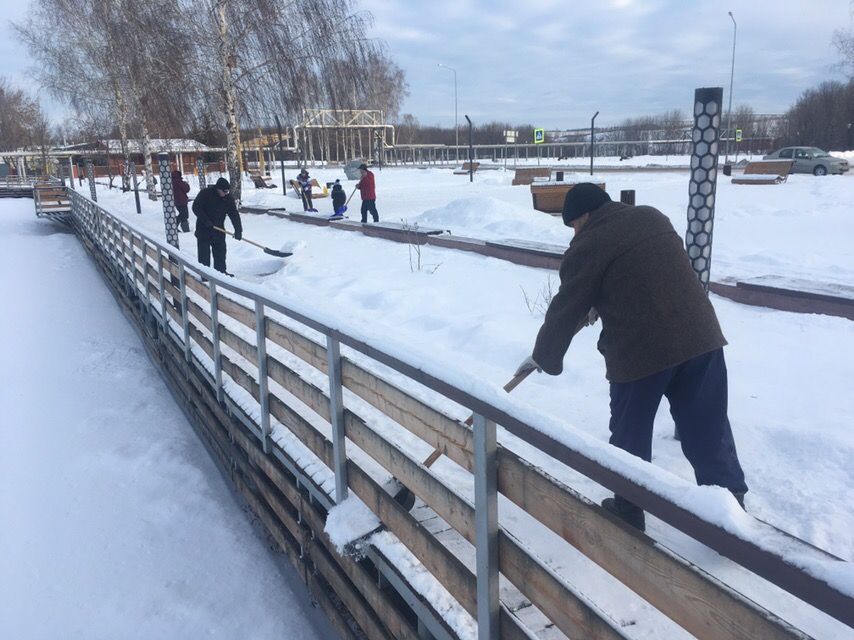 Вторую субботу в парках Менделеевска убирают снег