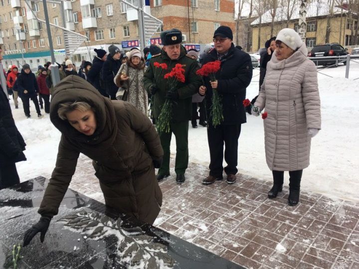 В Менделеевске отдали дань памяти Героям Отечества