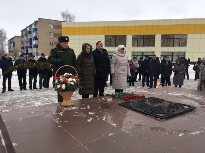 В Менделеевске отдали дань памяти Героям Отечества