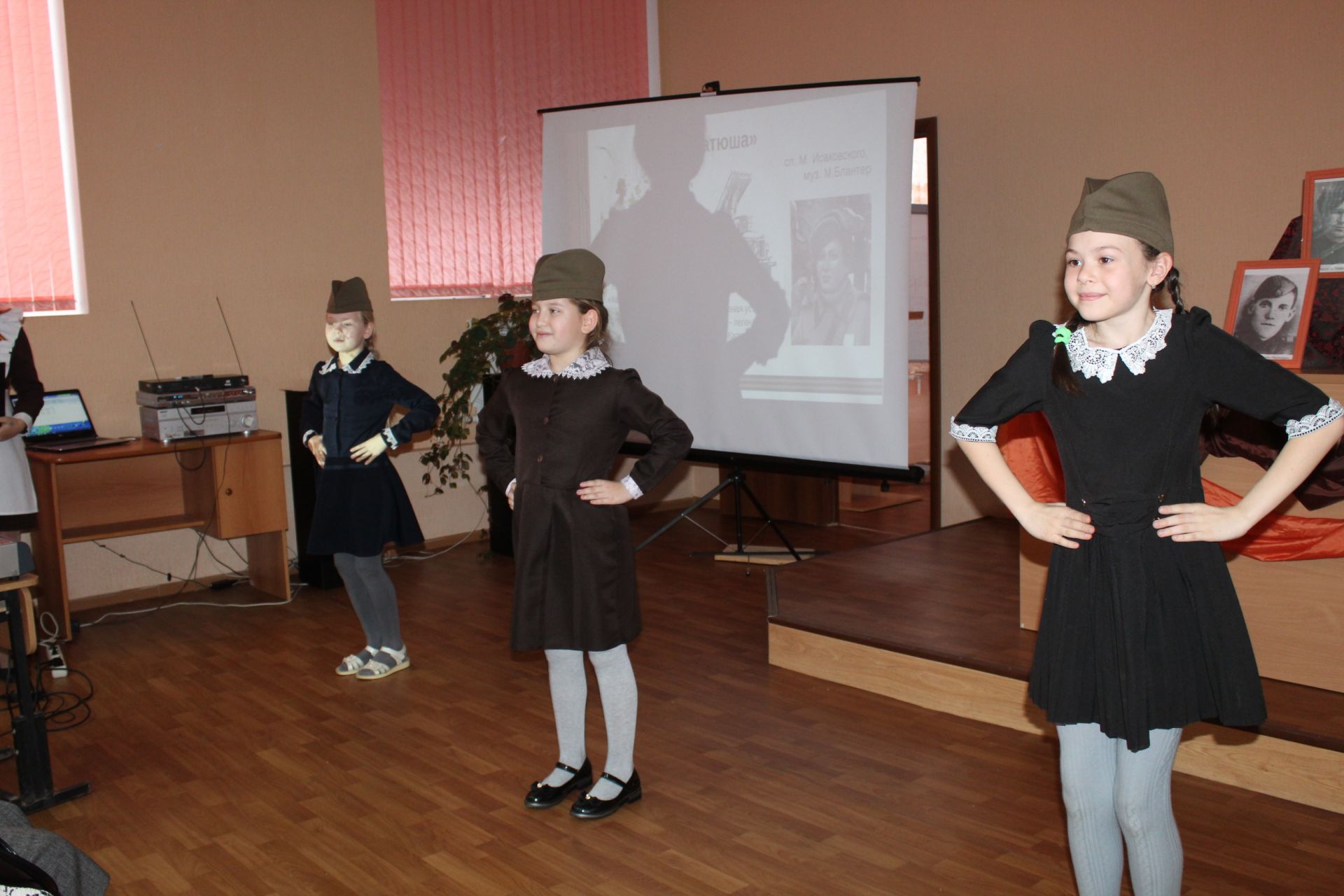 В школе №4 прошло мероприятие "Фотографии из семейного альбома", посвященное к 75-летию Великой Победы