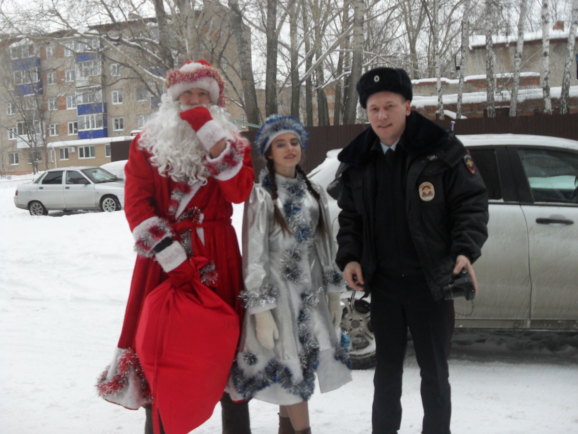 Полицейский Дед Мороз поздравляет юных менделеевцев с Новым годом