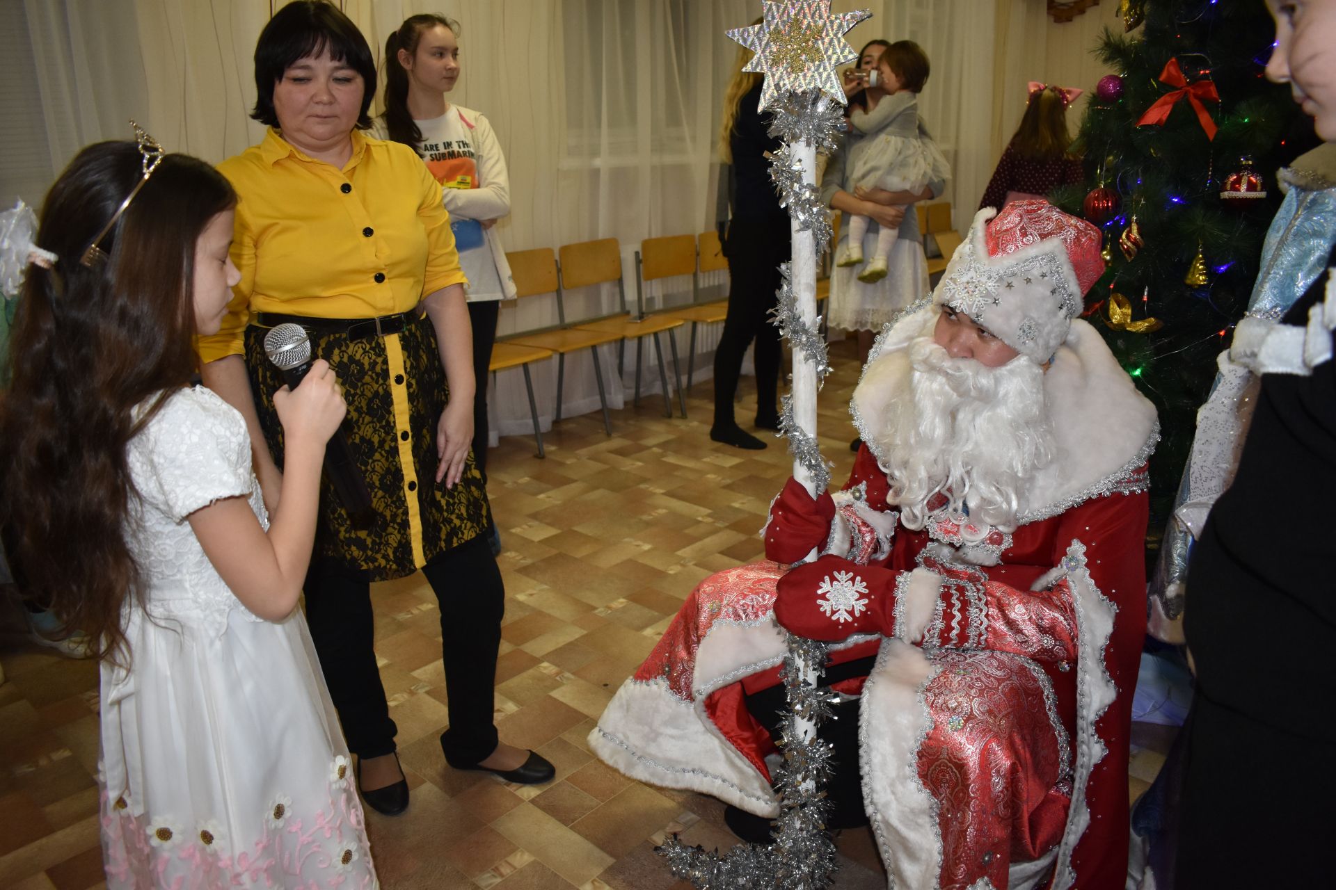 В Менделеевске прошла новогодняя ёлка для детей, воспитывающихся отцами - одиночками