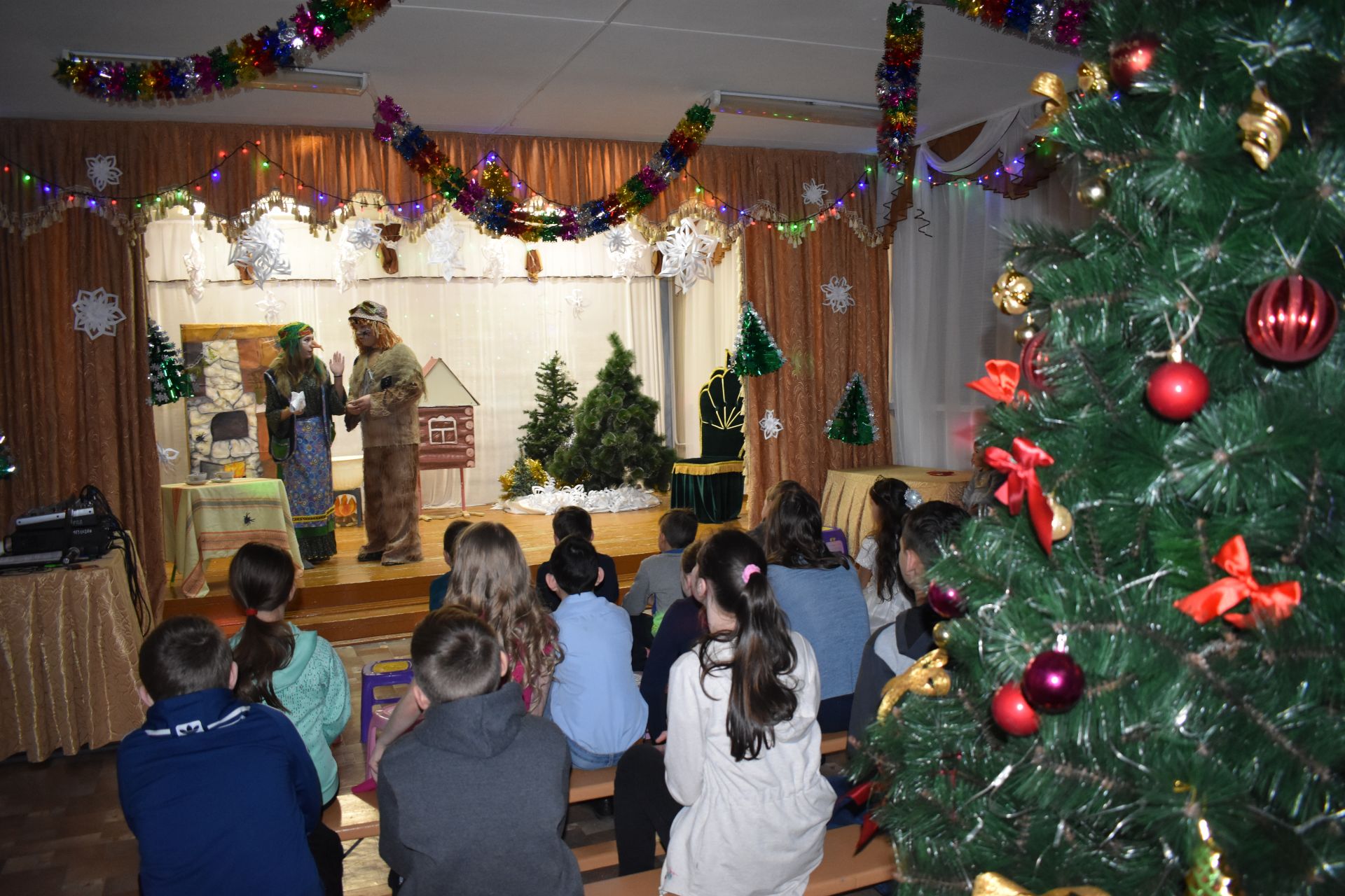 В Менделеевске прошла новогодняя ёлка для детей, воспитывающихся отцами - одиночками