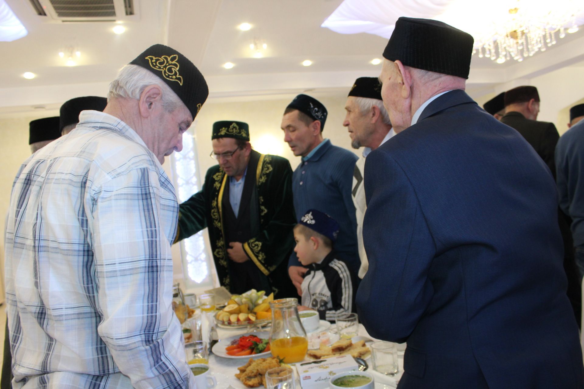 Мусульмане Менделеевска завершили Маулид праздничным обедом