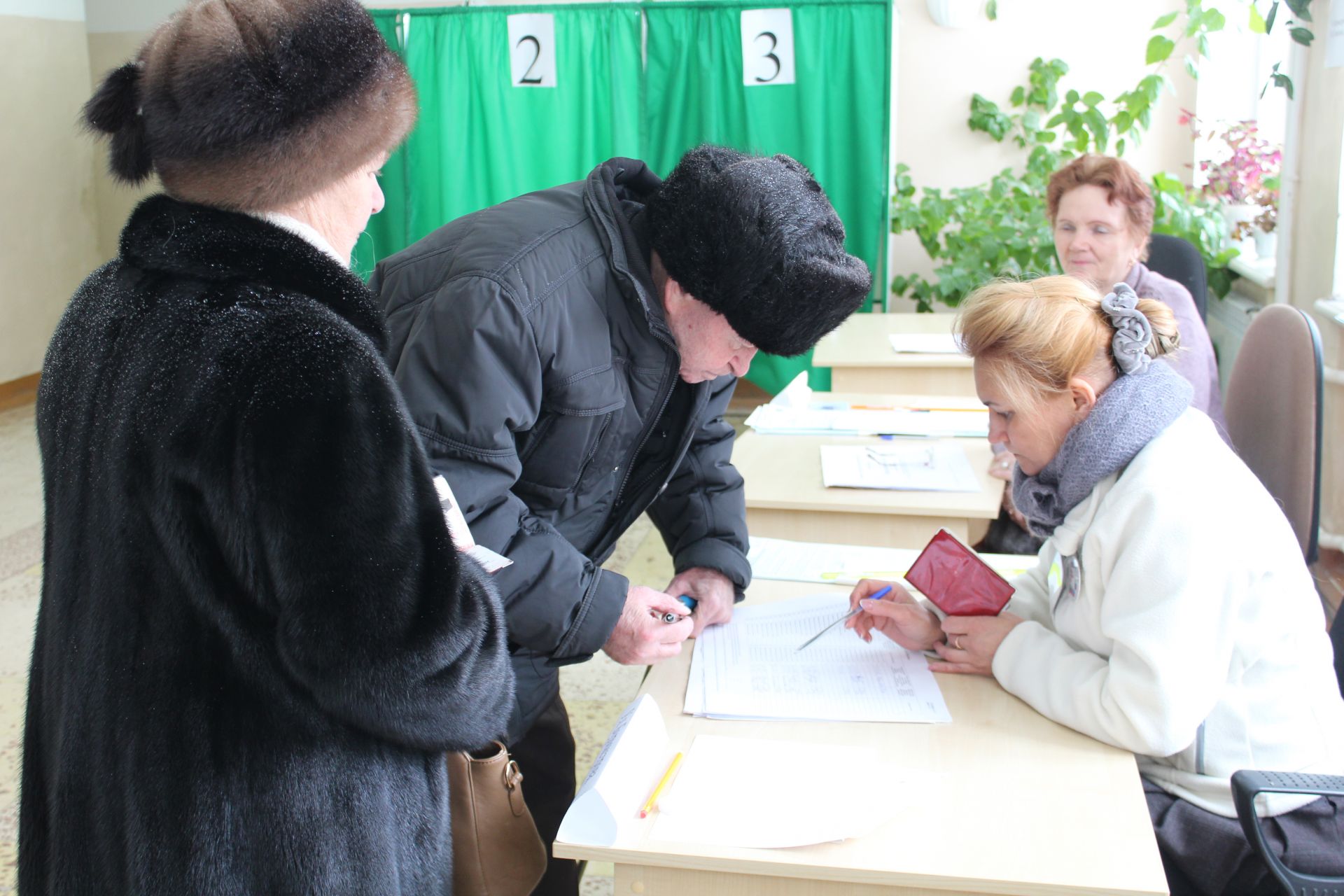 Почетные жители города активно голосуют на выборах