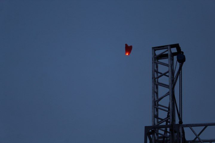Менделеевцы запустили в небо белые шары в память о трагических событиях в Кемерове