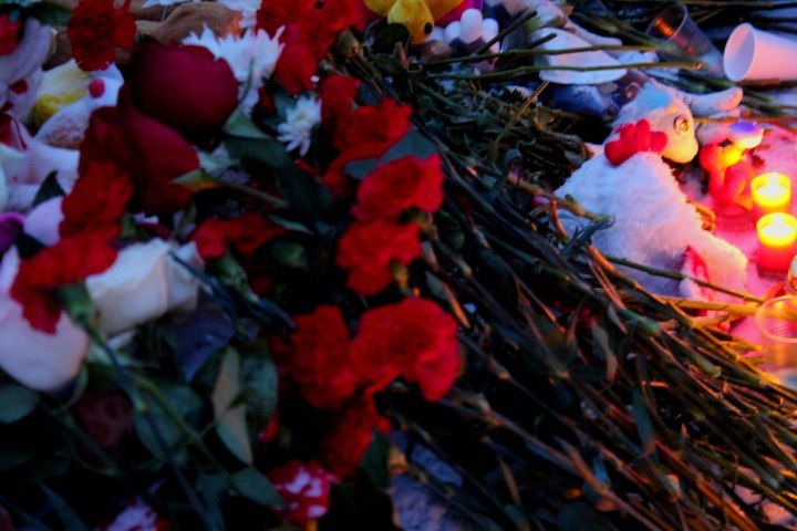 Менделеевцы запустили в небо белые шары в память о трагических событиях в Кемерове