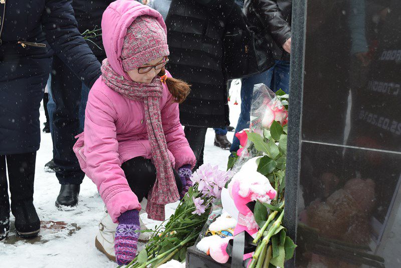 Сотни менделеевцев поддержали акцию памяти погибших «Кемерово, мы с тобой!»