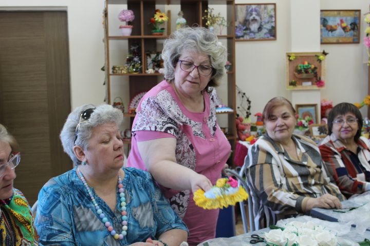 «Талантливые бабушки» Менделеевска о сладких букетах
