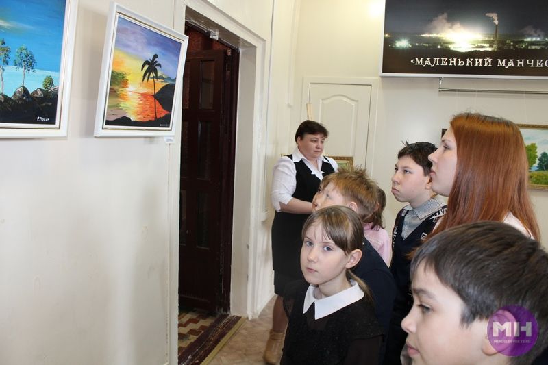 В Менделеевске открылась выставка художника, который кисточку держит во рту