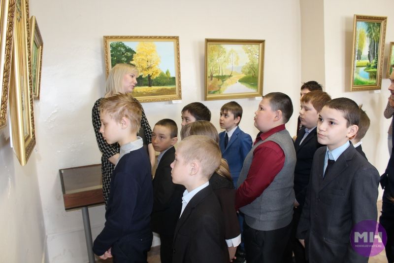 В Менделеевске открылась выставка художника, который кисточку держит во рту