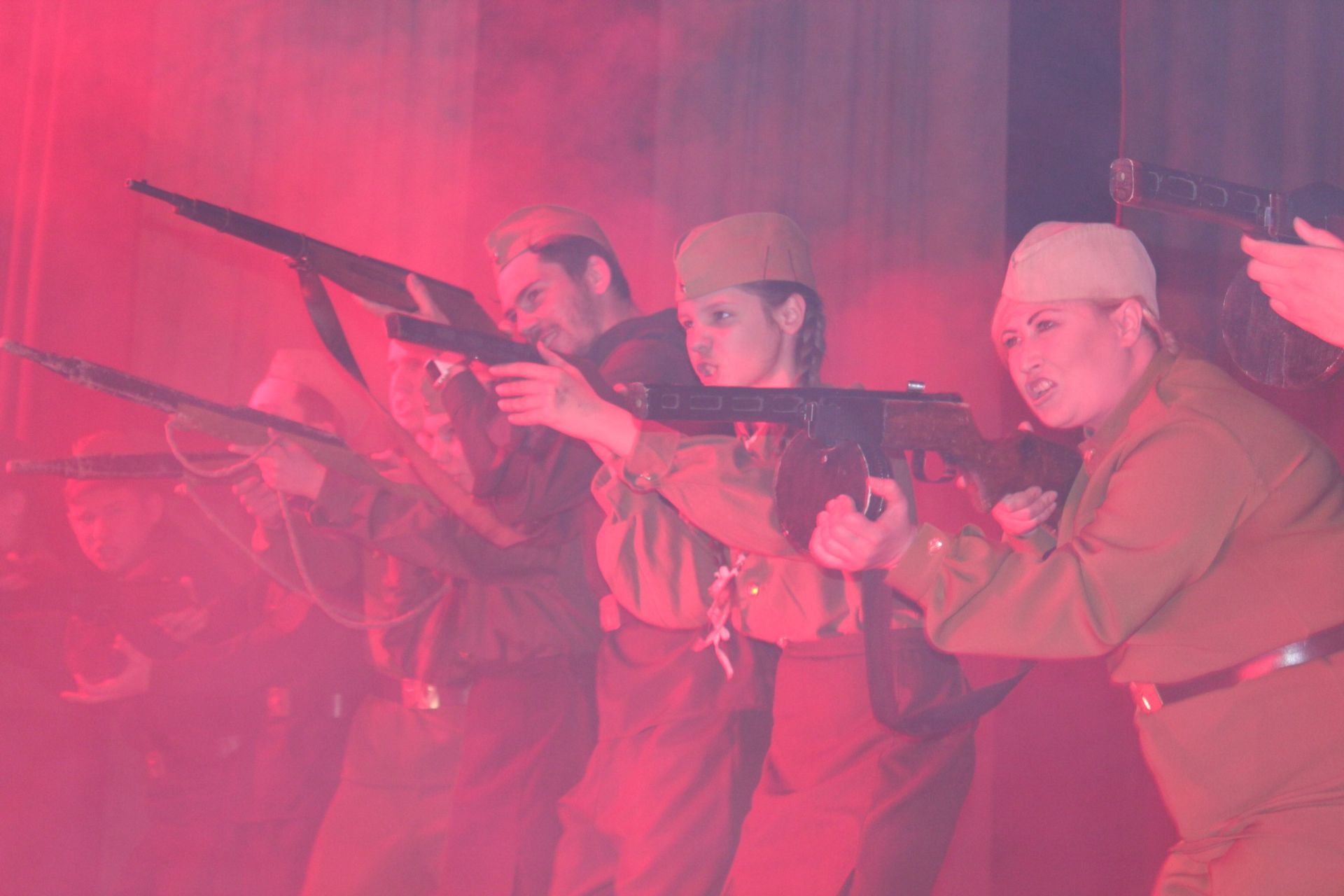 Как в Менделеевске прошла премьера спектакля о войне «Мы из будущего»