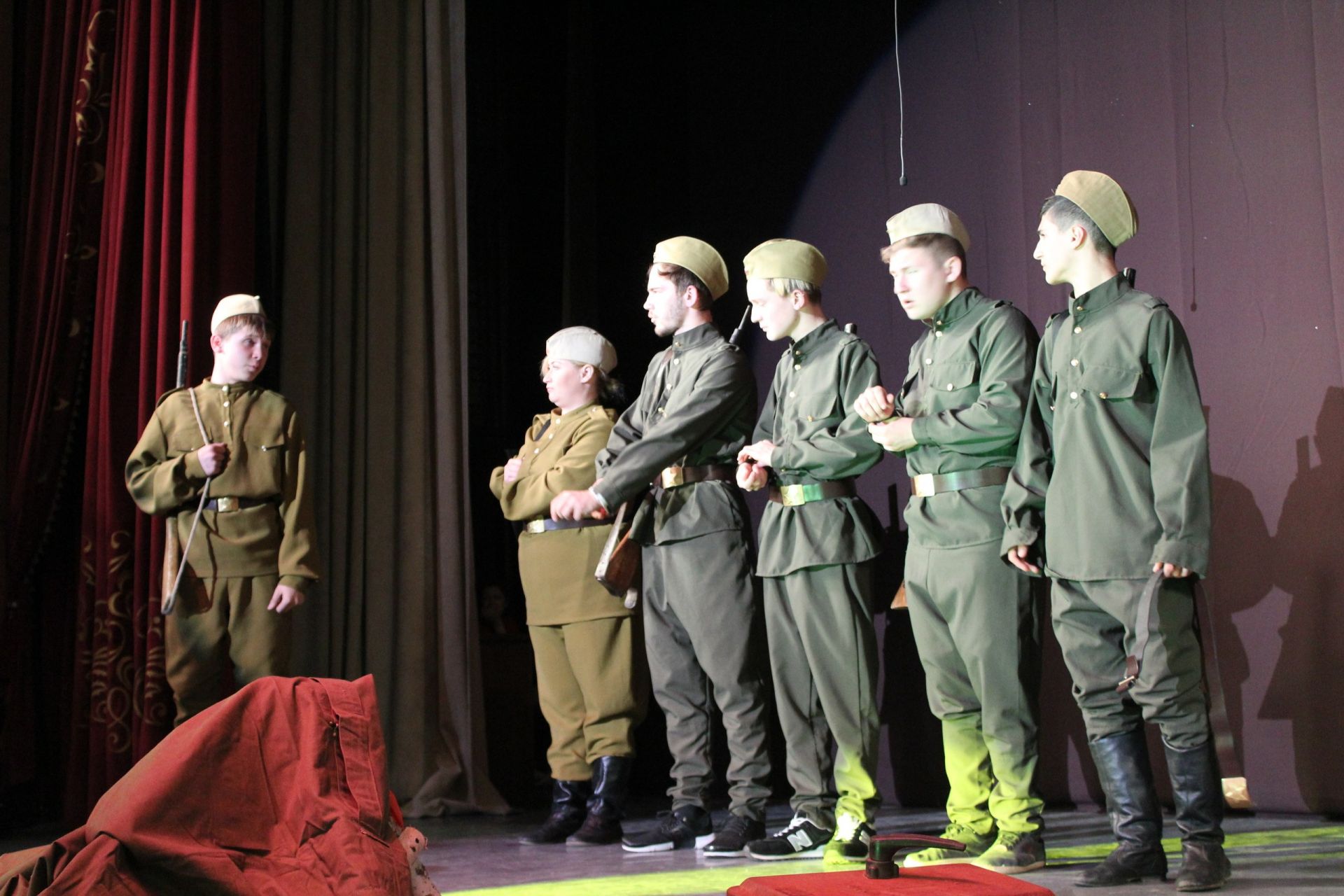 Как в Менделеевске прошла премьера спектакля о войне «Мы из будущего»