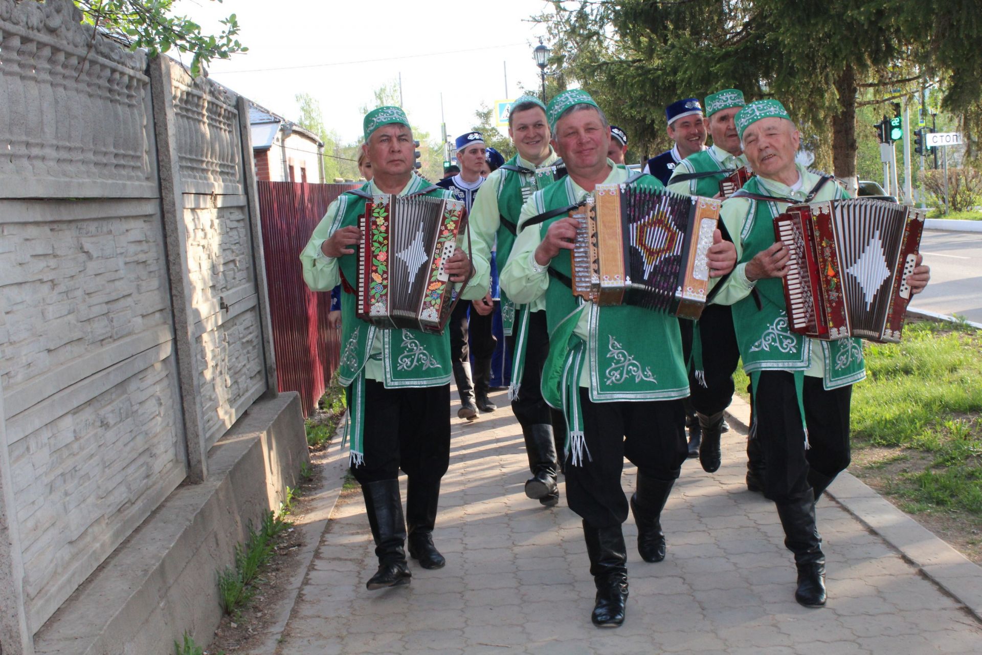 Душа поёт, гармонь играет": менделеевцы - участники парада национальных костюмов
