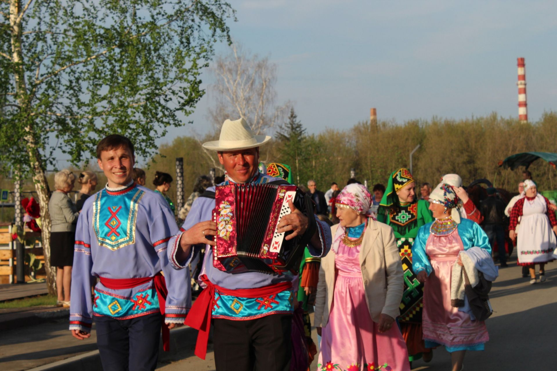 Душа поёт, гармонь играет": менделеевцы - участники парада национальных костюмов