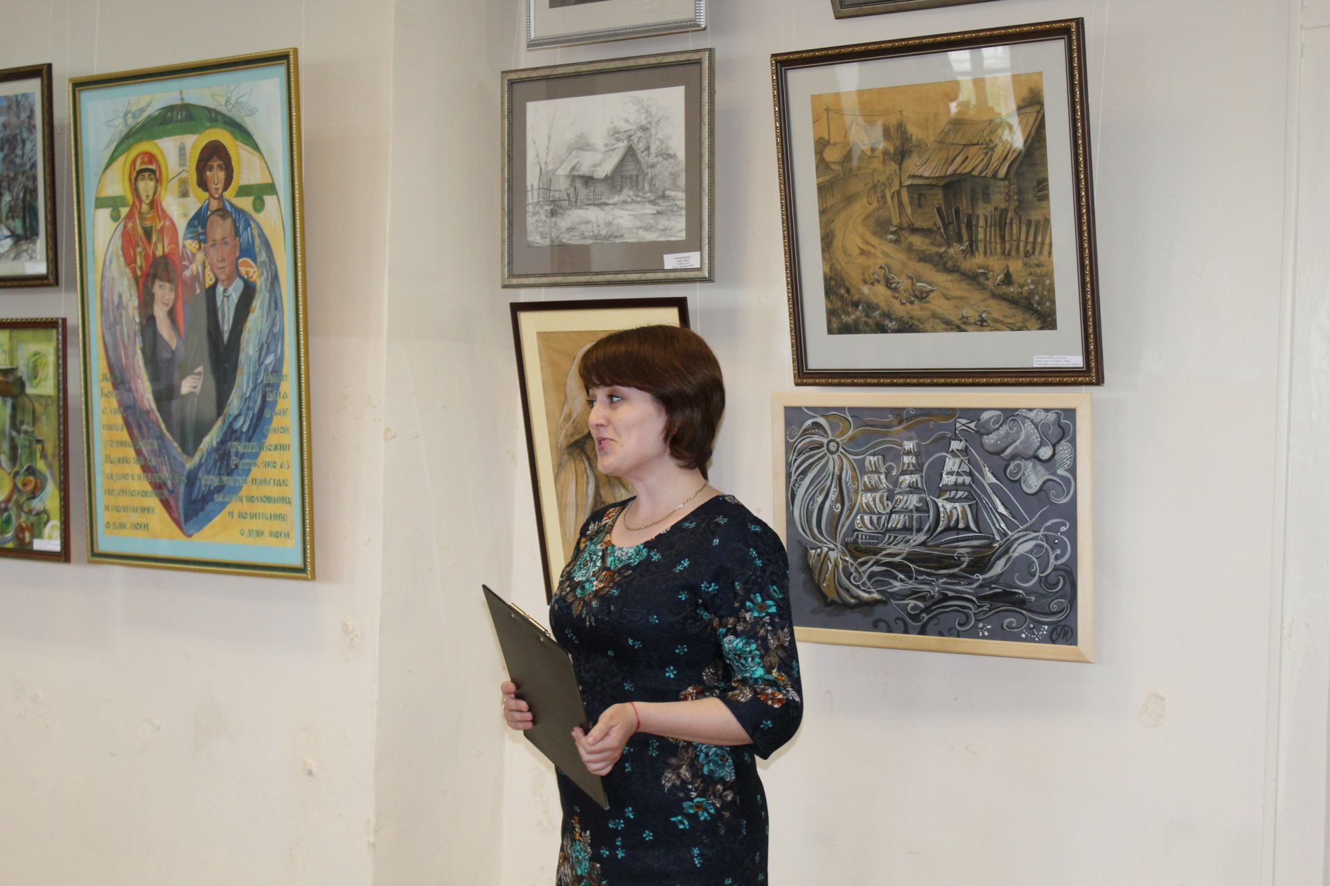 В краеведческом музее открыта выставка уроженки Менделеевска Марины Симоновой (Захаровой)