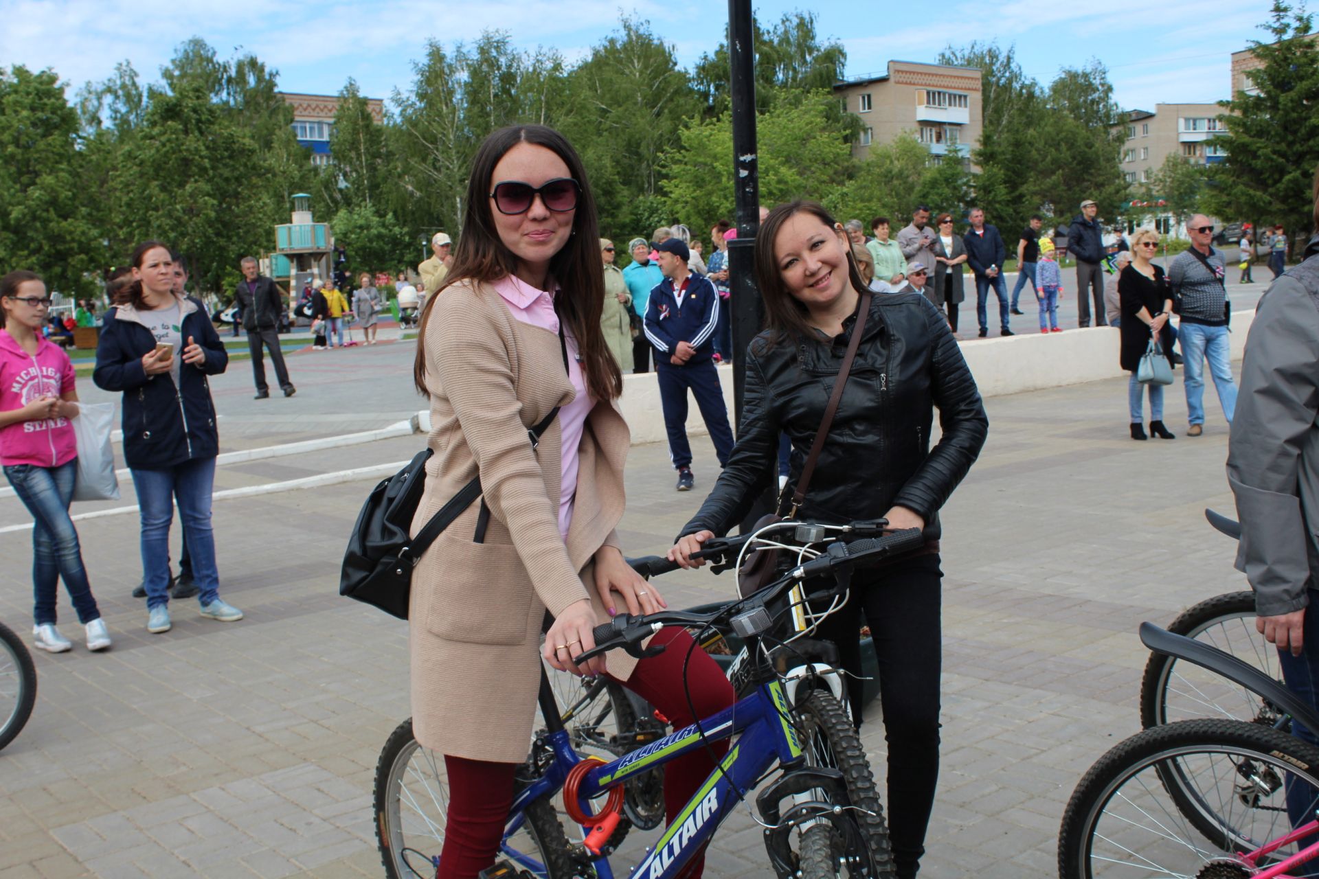 Велопробегом, интерактивами, исполнением гимна встретили День России в Менделеевске