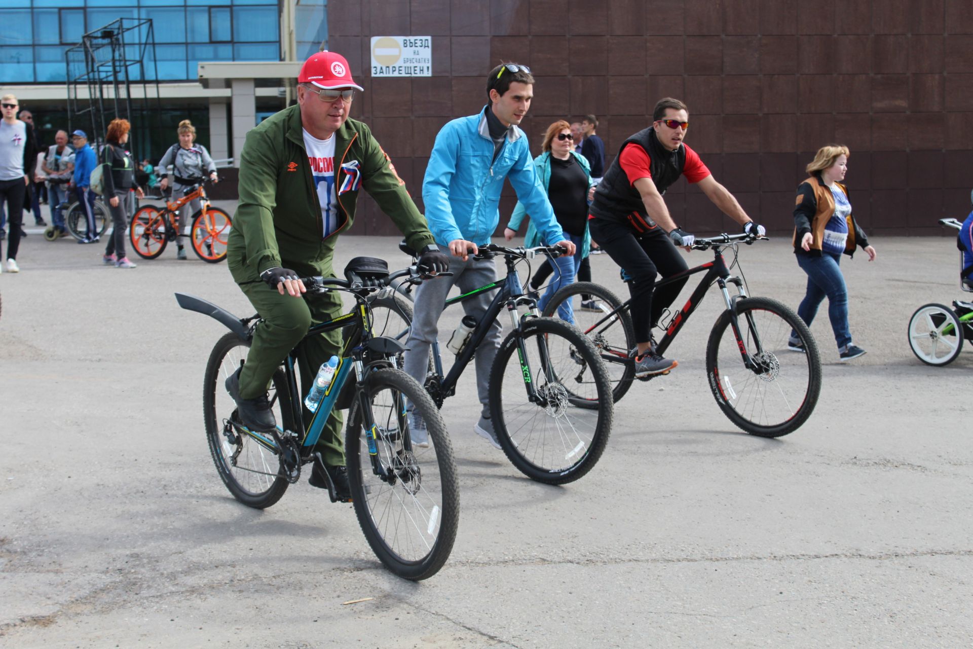 Велопробегом, интерактивами, исполнением гимна встретили День России в Менделеевске