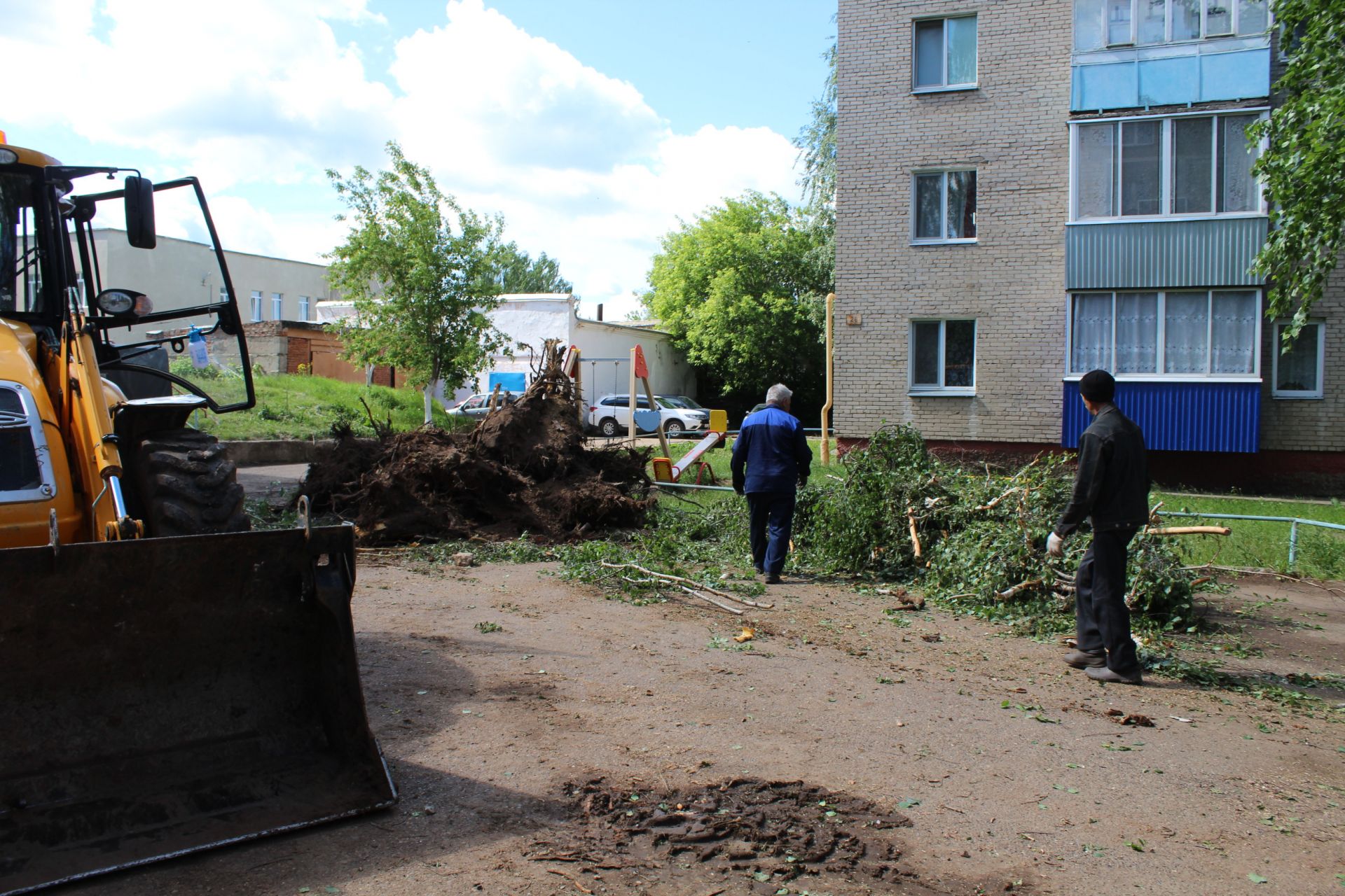 В Менделеевске продолжается благоустройство дворов