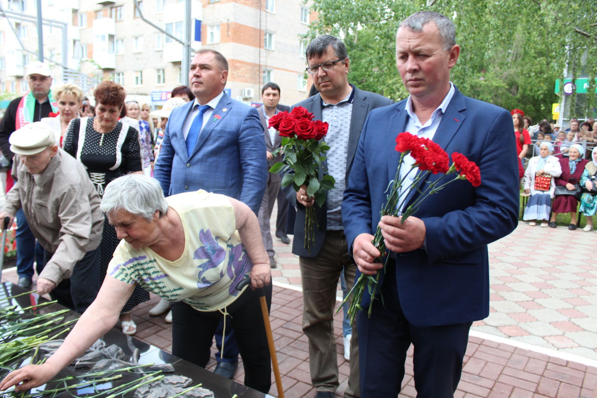 В Менделеевске открыт памятник труженикам тыла, вдовам и детям войны