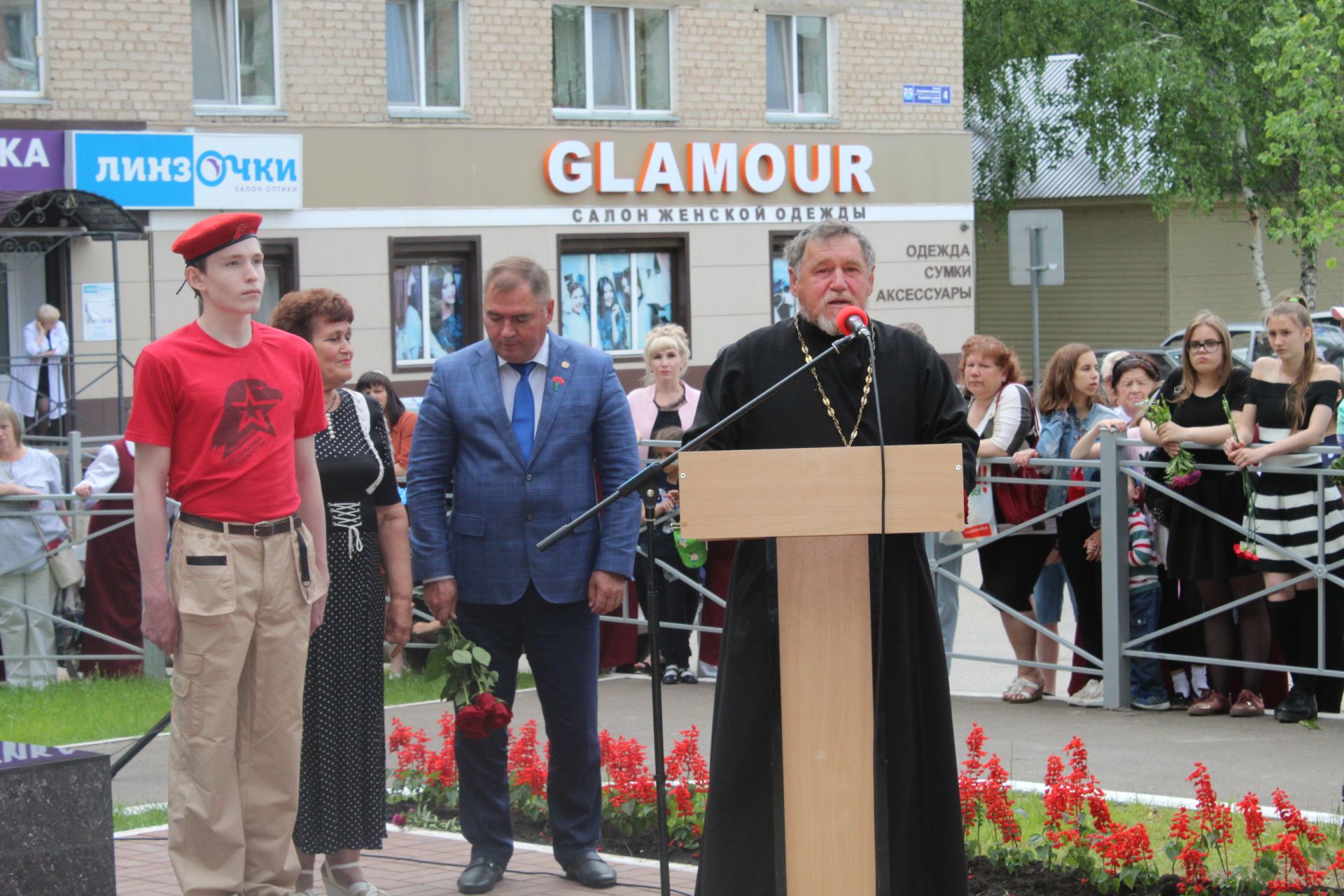 В Менделеевске открыт памятник труженикам тыла, вдовам и детям войны